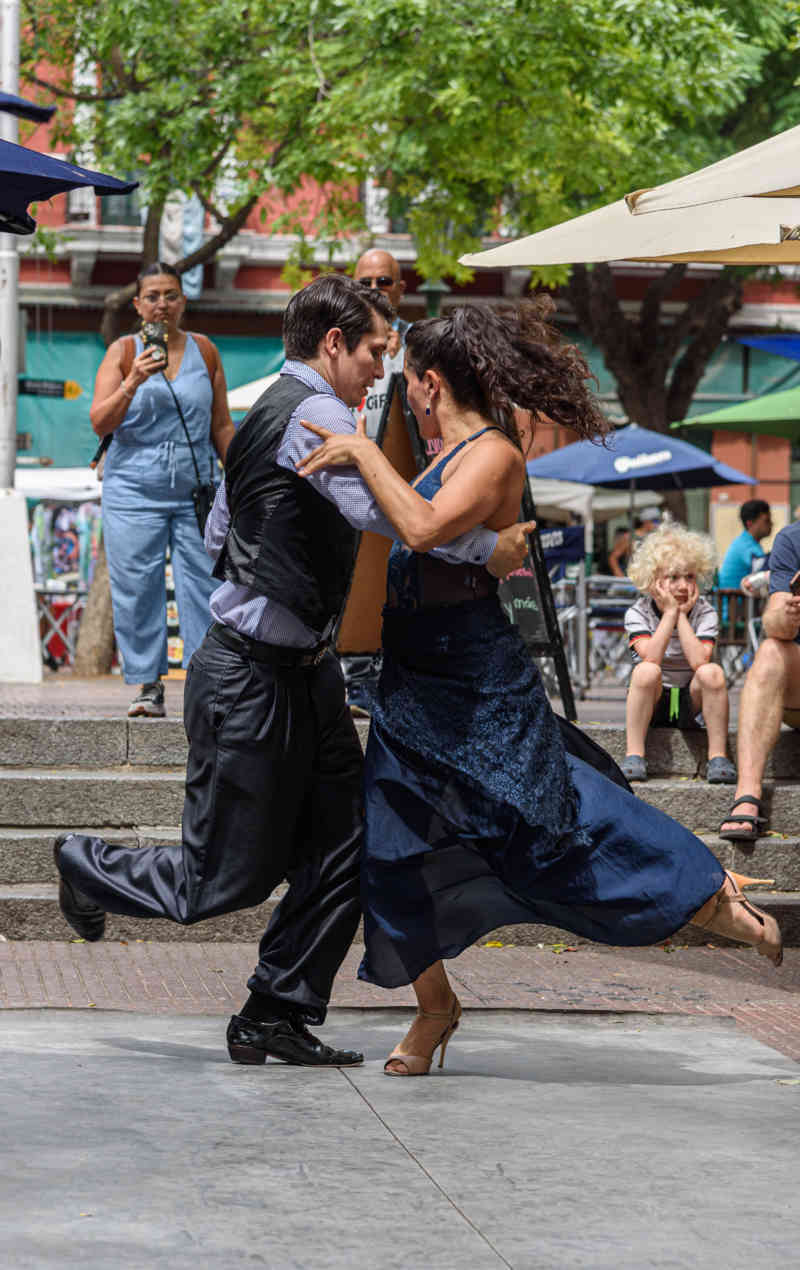 Argentina - Buenos Aires 102 - San Telmo - plaza Dorrego - pareja de bailarines bailando Tango.jpg